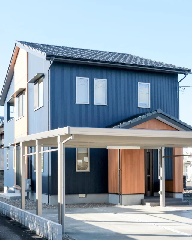 🏠✨シンプルで上質なデザインが魅力の一軒家✨
こちらは福井県で完成した新築住宅です！深いネイビーと木目調のアクセントが絶妙に調和し、外観から温もりとモダンさを感じさせます。機能的なカーポート付きで、雪の多い福井の冬も安心ですね❄
 
川端工務店では、一級建築士をはじめとする専門家がチームとなり、家づくりをお手伝いしています。地域密着で、一人ひとりのお客様に寄り添った設計・施工を心掛けています🏡
 
ぜひ、私たちと一緒に理想の住まいを形にしてみませんか？😊
 
#福井の工務店 #地域密着工務店 #家づくり #新築一戸建て #注文住宅 #木の家 #ネイビーの家 #川端工務店 #福井県越前市